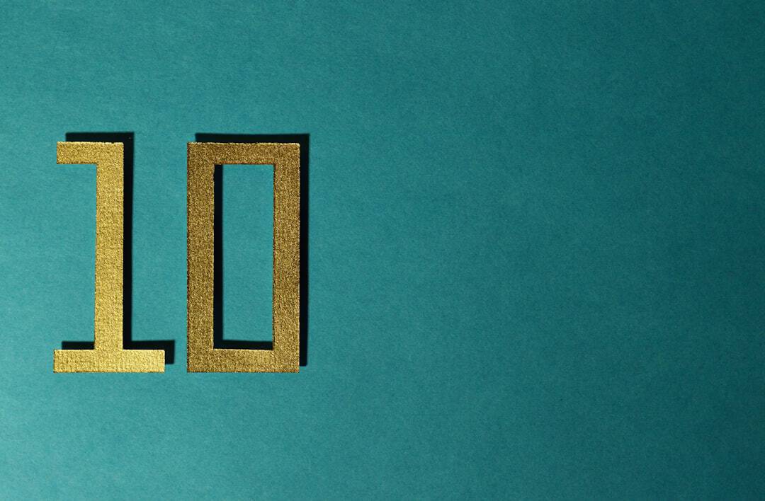 Gold number 10 on teal background for SEO.